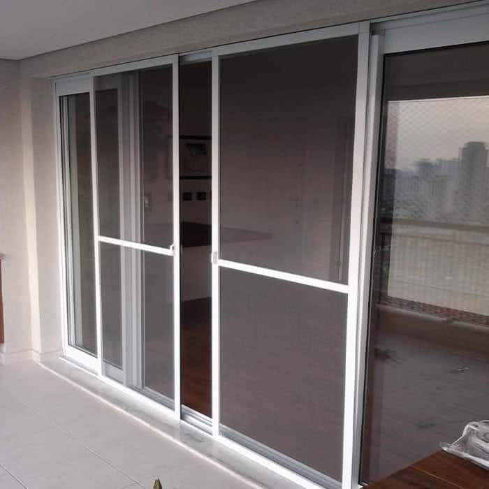 porta balcão com mosquiteiro