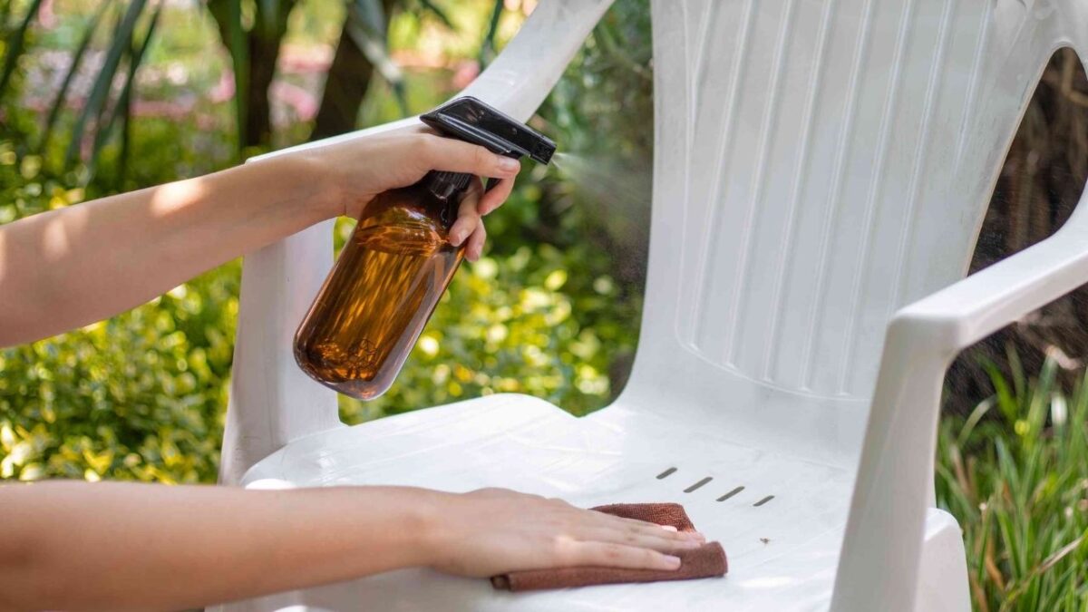 A maneira mais fácil de limpar plástico branco