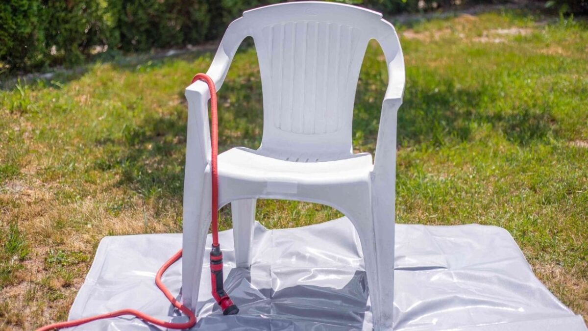 A maneira mais fácil de limpar plástico branco