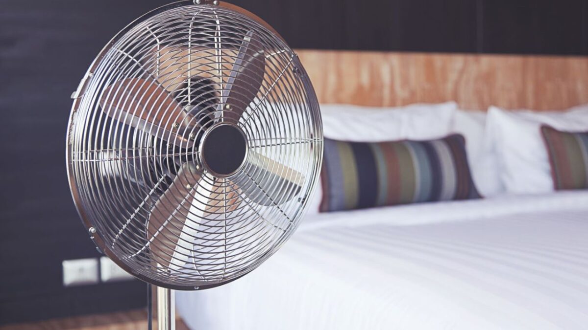 ventilador quarto fresco no verão
